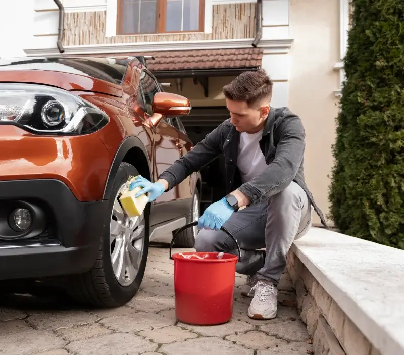 Lavage auto à domicile La Chaussée-Tirancourt : professionnel intervenant sur un véhicule